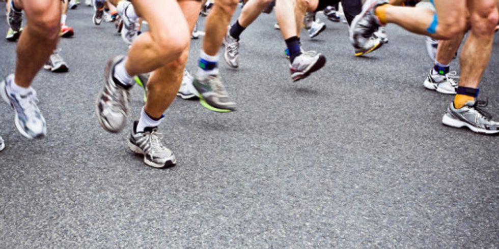 Füße und Beine bei einem Marathonlauf