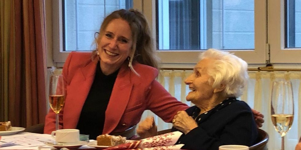 Bezirksbürgermeisterin Kirstin Bauch gratuliert Hildegard Lehmann zum 106. Geburstag