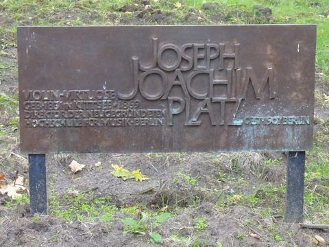 Gedenktafel für Joseph Joachim auf dem Joseph-Joachim-Platz, 8.9.2010, Foto: KHMM