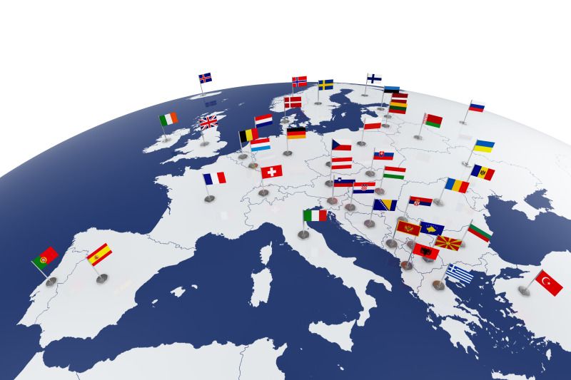 Europa-Karte mit Flaggen in einer Globusansicht