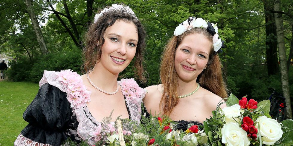 Biesdorfer Blütenfest - Frauen mit Blumen