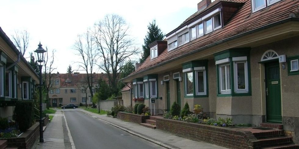 Kleine Straße mit niedriger Wohnbebauung und Gehwegüberfahrt, Gartenstadt Staaken