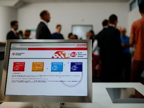 Foto eines Computerbildschirm in der Selbstinformationseinrichtung (SIE) im Jobcenter Berlin Neukölln