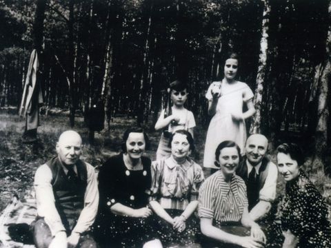 Familie Hecht, vorne links sitzend ist Max Hecht, die dritte von links sitzend ist Rosa Hecht