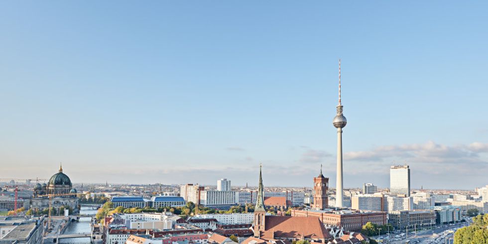 Berlin - Blick zum Fernsehturm mit Spree