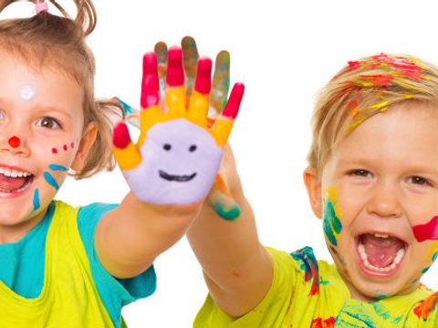zwei Kinder mit bunten bemalten Händen