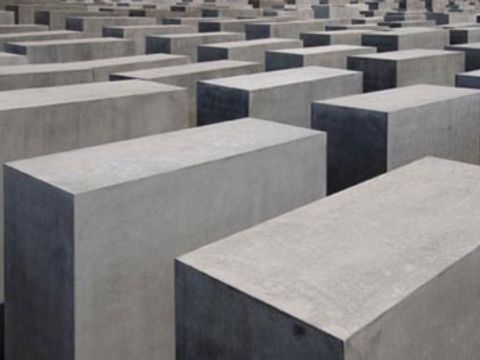 Insgesamt 2711 Stelen unterschiedlicher Höhe bilden das Mahnmal für die ermordeten Juden Europas.
