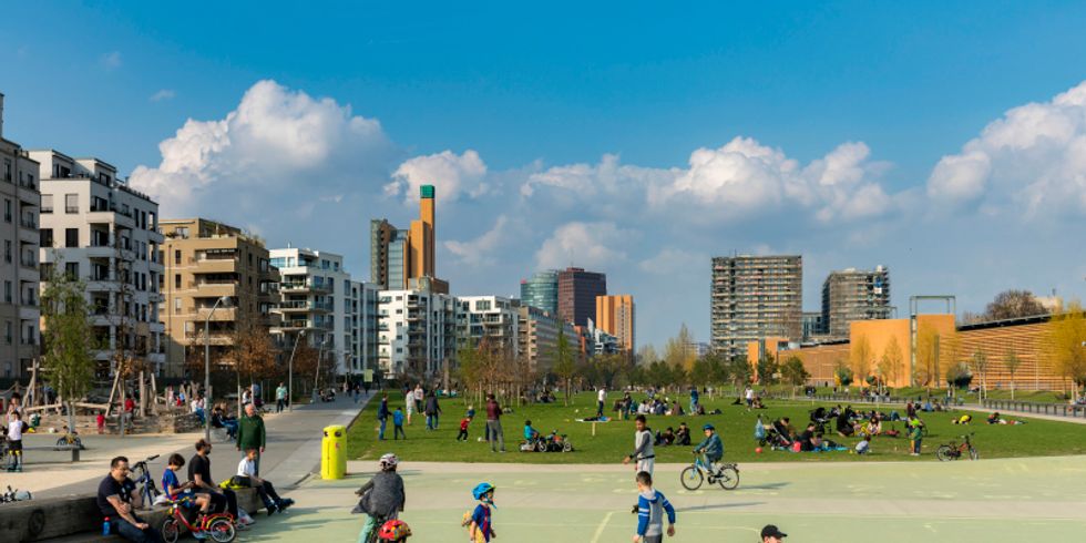 Kinder spielen auf Spielplatz im Park am Gleisdreieck Berlin