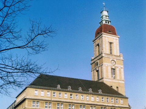 altes Gebäude mit hohem Turm