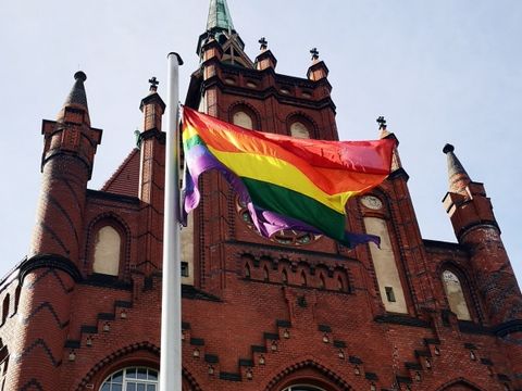 Lichtenberger Rathaus mit Regenbogenflagge