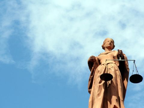 Justizia Statue mit blauem Himmel