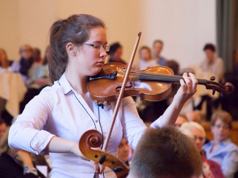Junge Frau spielt anspruchsvoll Geige