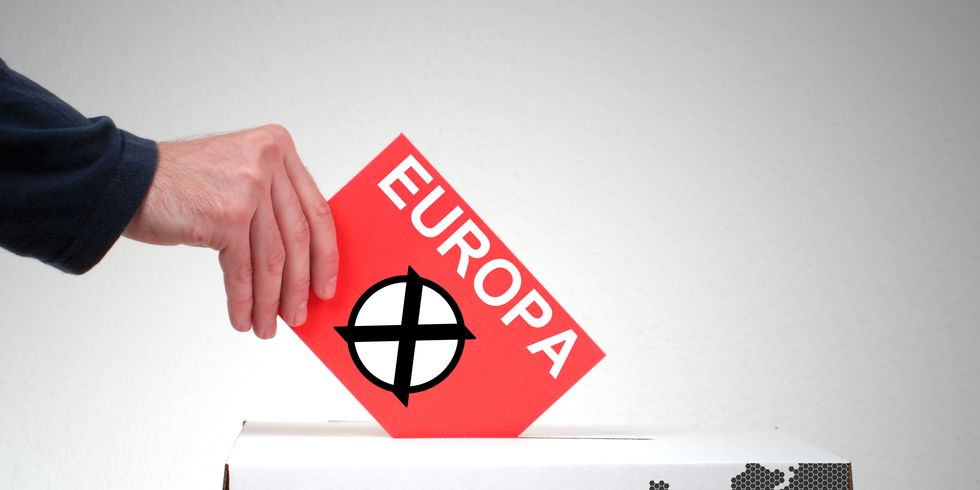 Eine Hand steckt einen roten Wahlumschlag mit der Aufschrift Europa in eine Wahlurne