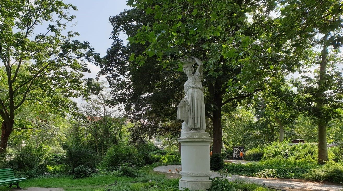 Skulptur Winzerin Bundesplatz