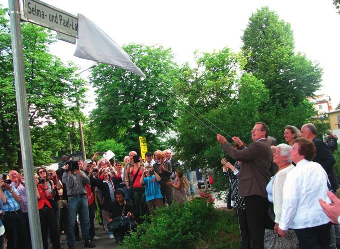 Enthüllung des Namenschildes für den Selma- und Paul-Latte-Platz durch die Ehrengäste und Bezirksstadtrat Jens-Holger Kirchner