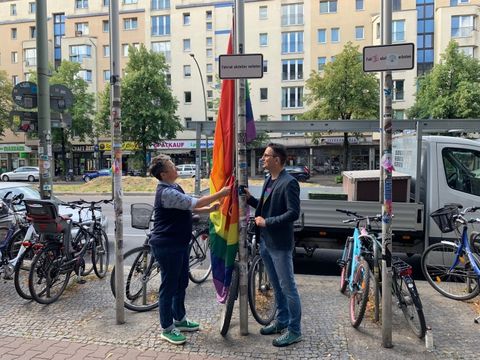 Regenbogenfahne vor dem Rathaus Friedrichshain