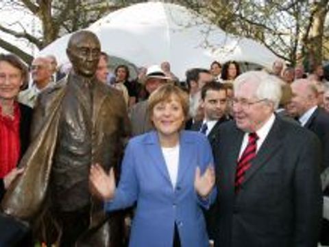 Enthüllung der Konrad Adenauer Skulptur mit Angela Merkel und Bernhard Vogel am 19.4.2005