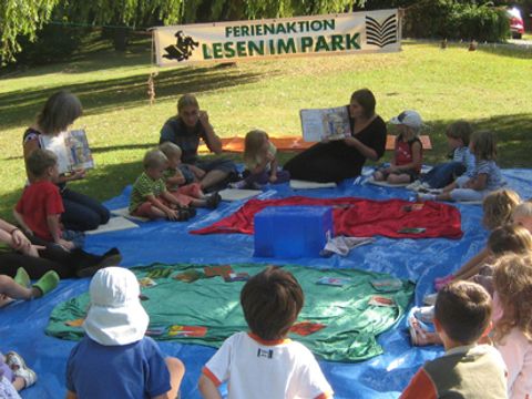 Lesen im Park - Runde mit Kindern im Park