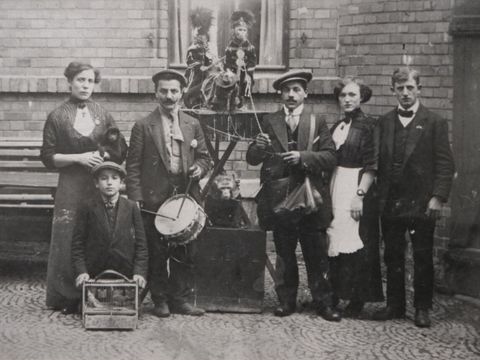 Schaustellertruppe aus Bedonia (Norditalien) um 1900 