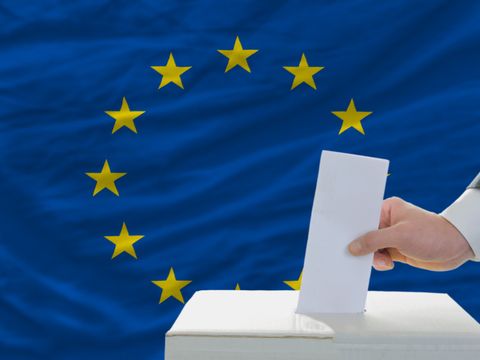 Stimmzettel zur Europawahl wird in Wahlurne gesteckt