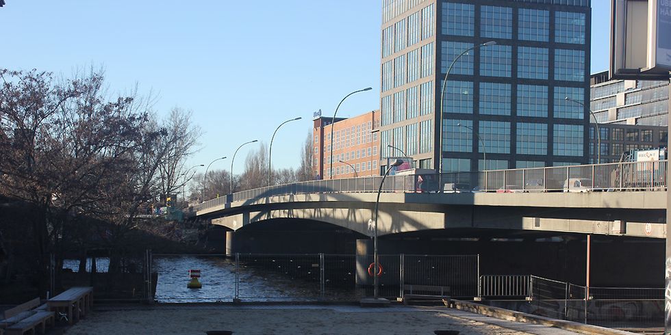 Blick vom Osthafen-Ufer auf die südliche Seite der Elsenbrücke, Januar 2019
