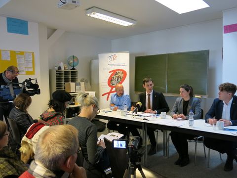 Auf einer Pressekonferenz am 28.11. stellt Bezirksbürgermeister Martin Hikel gemeinsam mit dem Intagrationsbeauftragten und der Europabeauftragten des Bezirks das neue Integrationskonzept vor.