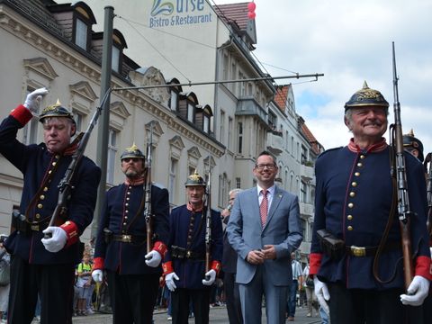 Bildvergrößerung: Bezirksbürgermeister Igel beim Festumzug gemeinsam mit der Hauptmanngarde