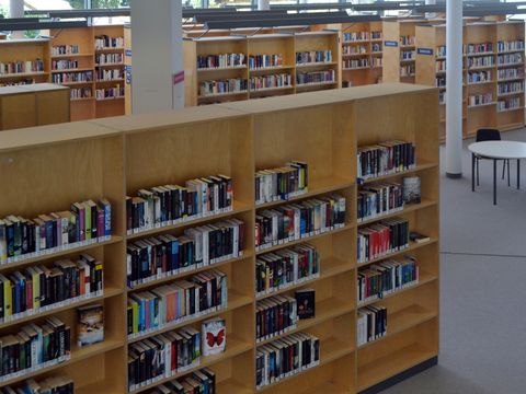 Stadtteilbibliothek Karow Regale