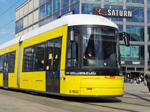 Bildvergrößerung: Straßenbahn auf dem Alexanderplatz