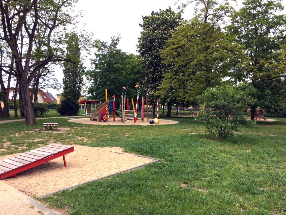 Bildvergrößerung: Stadtgarten Biesdorf im Mai 2019: Gebrauchsrasen am Spielplatz