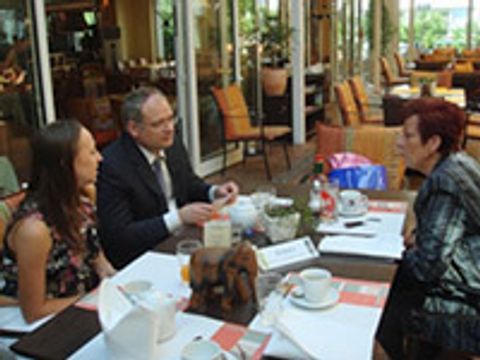 Bezirksbürgermeisterin (rechts) im Gespräch mit ihren Gästen aus Kaliningrad
