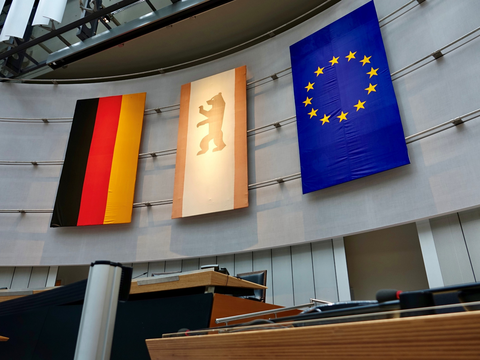 Redepult im Berliner Abgeordnetenhaus mit Flaggen der Bundesrepublik Deutschland, des Landes Berlin sowie der Europäischen Union im Hintergrund