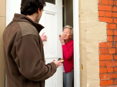 Haustürgeschäft - Mann steht vor der Haustür und eine Frau hat die Tür geöffnet