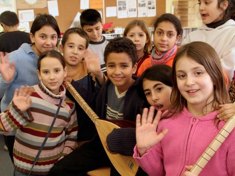 Schüler einer Europa-Schule-Klasse mit Musikinstrumenten