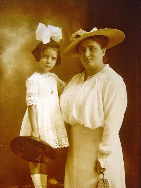 Bildvergrößerung: Edith Arnsdorff mit Tochter Stephanie um 1914
