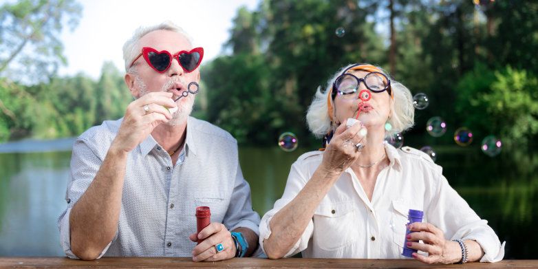 Seniorenpärchen pustet Seifenblasen
