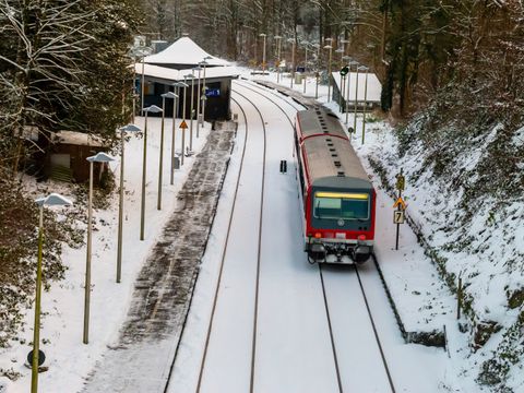 Zug in einem kleinen Bahnhof im Winter