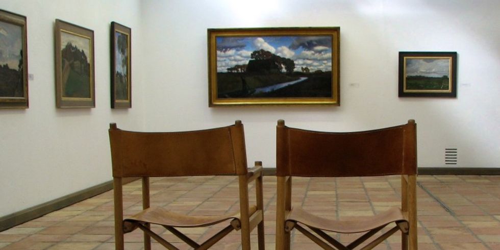Zwei Stühle in einer Ausstellung