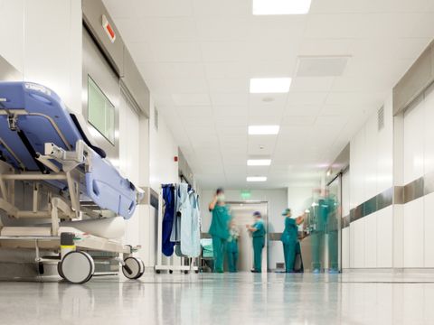 Verschwommene Menschen mit medizinischen Uniformen im Krankenhaus Korridor