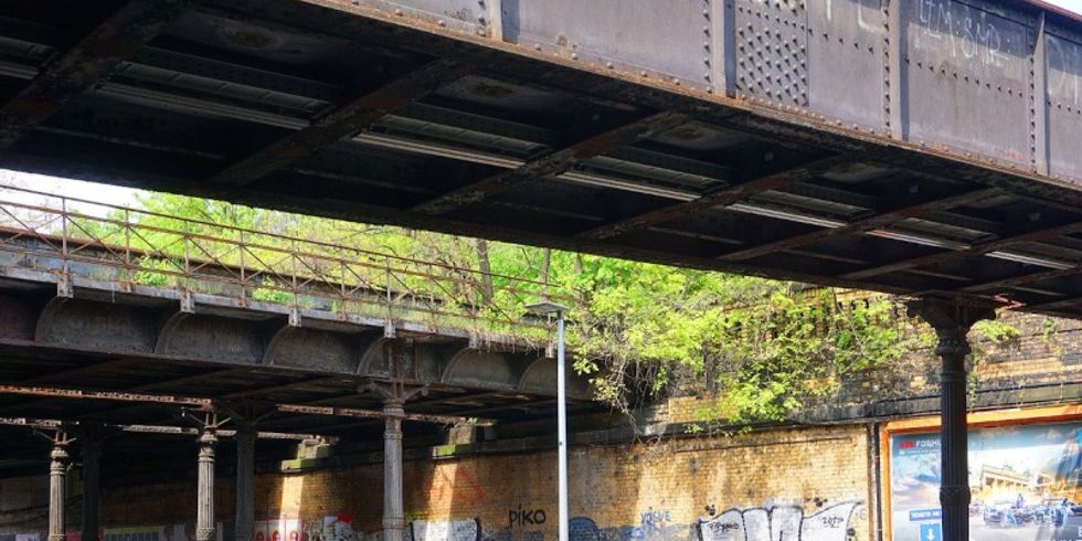 Yorckbrücken von der Seite mit Graffity an der Mauer