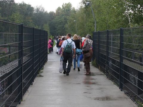 Bildvergrößerung: Diese schmale Brücke führt zum Flaschenhalspark