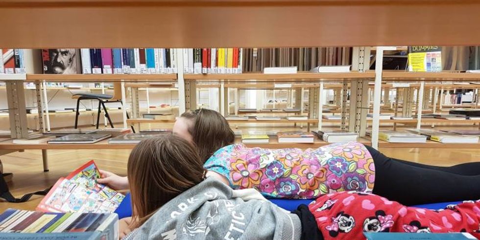 Jugendliche auf Matratzen in der "Mark Twain" Bezirkszentralbibliothek 