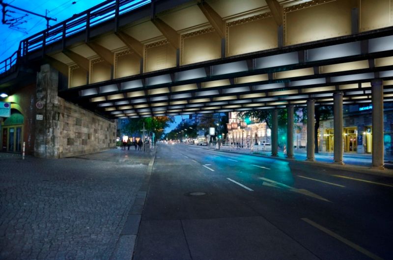 Bildvergrößerung: Lichtinstallation Bahnbrücke Kantstraße, Entwurf: Hans Peter Kuhn, Arup GmbH Deutschland