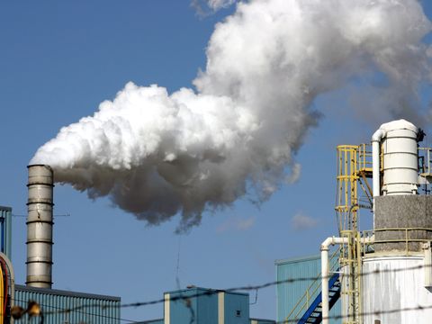Ein rauchender Industrieschornstein als Sinnbild für das Aufgabengebiet Luftreinhaltung