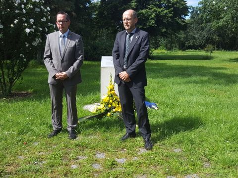 Bildvergrößerung: Bezirksbürgermeister Oliver Igel und BV-Vorsteher Peter Groos an der Gedenktafel auf dem Friedhof Baumschulenweg