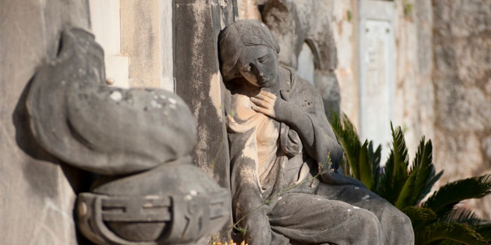 alte Grabstellen mit Steinfiguren Friedhof