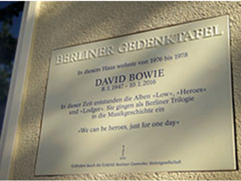 Gedenktafel für David Bowie in der Hauptstraße 155 in Schöneberg