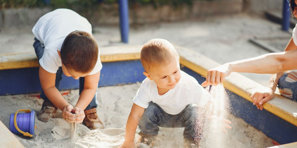Zwei Kinder im Sandkasten am Spielen