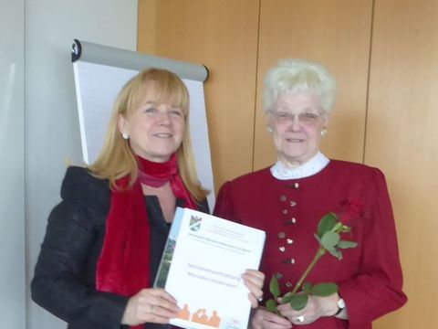 Bezirksstadträtin Juliane Witt verabschiedet die ehemalige Vorsitzende Regina Saeger