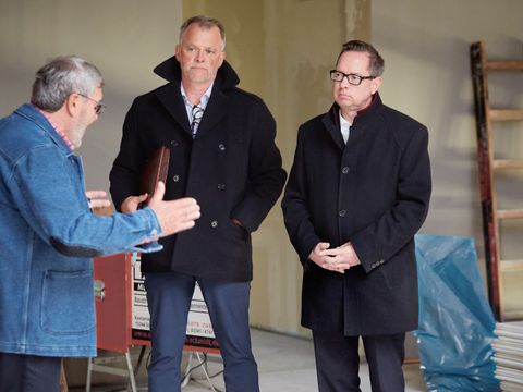 Bildvergrößerung: Bezirksbürgermeister Oliver Igel und Geschäftsführer Jürgen Ehlers bei der Neubaubegehung DIZG 